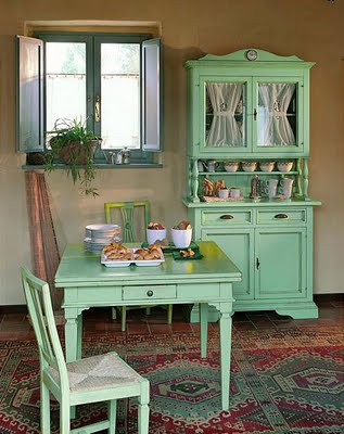 silla, mesa y armario pintada con pintura en esmalte verde